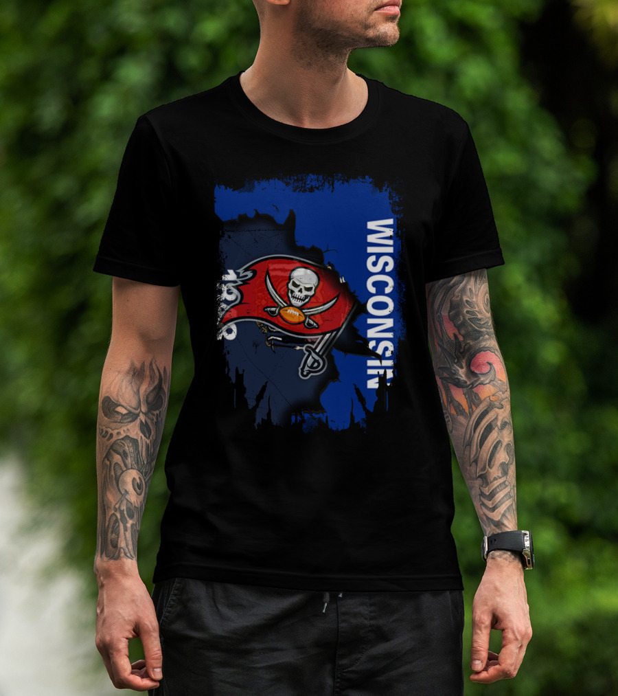 Wisconsin State With Buccaneers Skull Flag 1976 T-Shirt