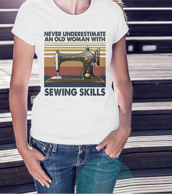 NEVER UNDERESTIMATE AN OLD WOMAN WITH SEWING SKILLS VINTAGE SEWING MACHINE T-Shirt