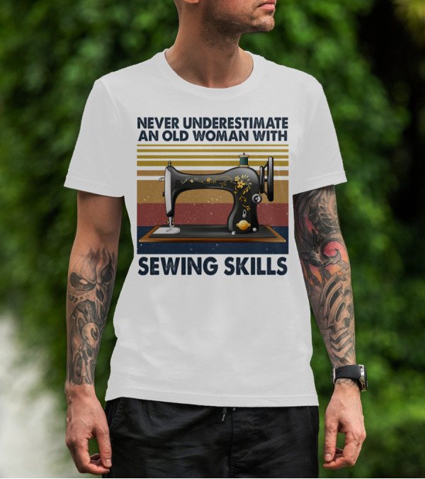 NEVER UNDERESTIMATE AN OLD WOMAN WITH SEWING SKILLS VINTAGE SEWING MACHINE T-Shirt