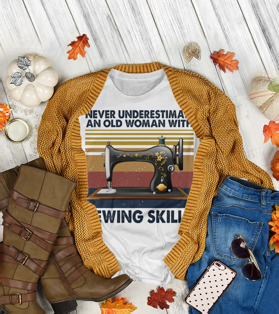 NEVER UNDERESTIMATE AN OLD WOMAN WITH SEWING SKILLS VINTAGE SEWING MACHINE T-Shirt