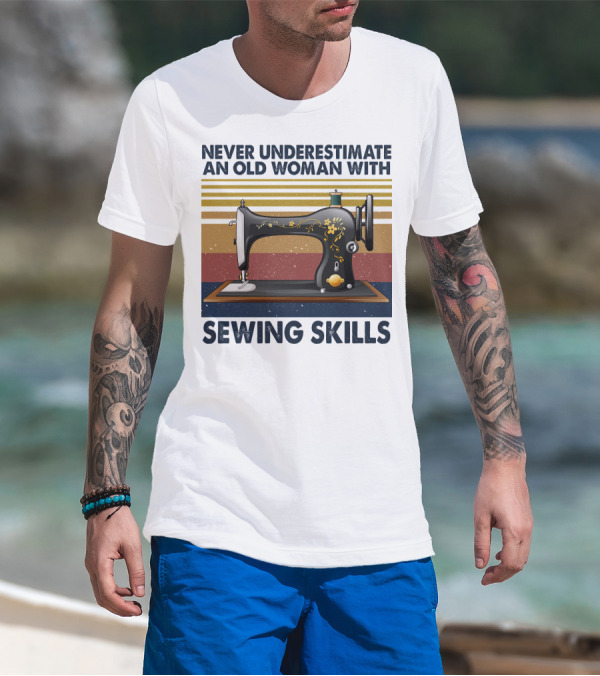 NEVER UNDERESTIMATE AN OLD WOMAN WITH SEWING SKILLS VINTAGE SEWING MACHINE T-Shirt