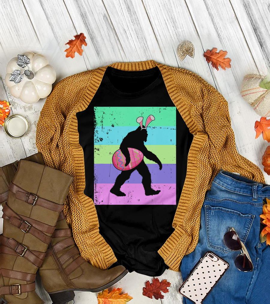 Vintage Bigfoot Easter Bunny Eggs Sasquatch Retro Gradient T-Shirt