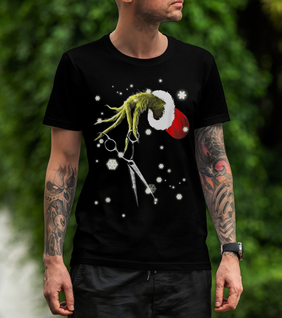 Grinch Hand With Scissors Santa Hat Snowflakes Hairdresser Christmas SE T-Shirt