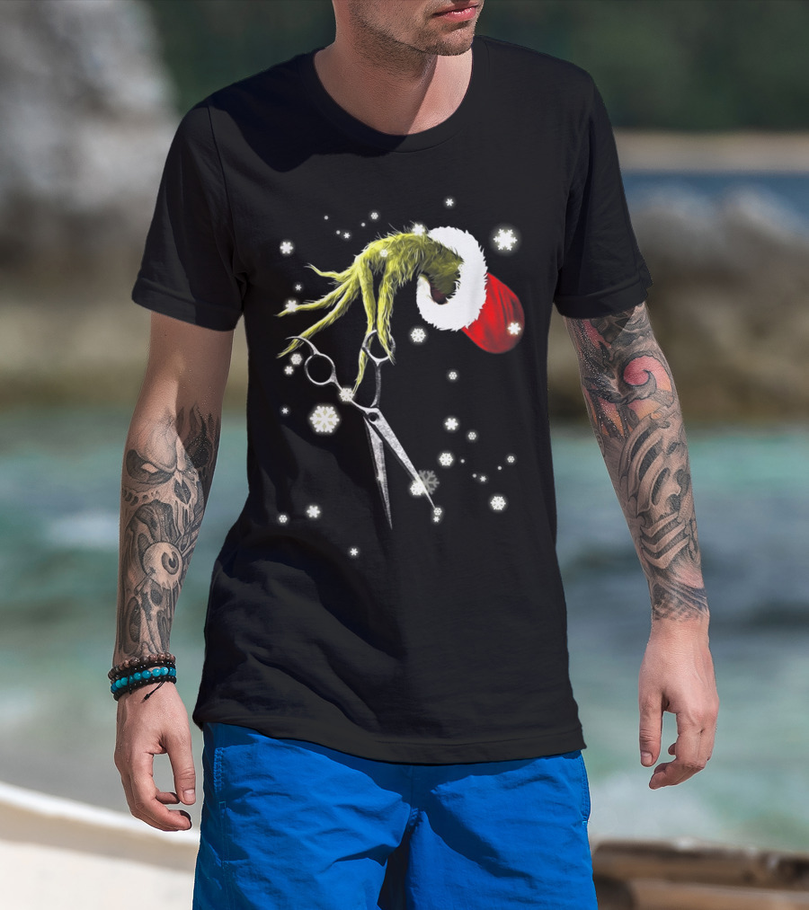 Grinch Hand With Scissors Santa Hat Snowflakes Hairdresser Christmas SE T-Shirt