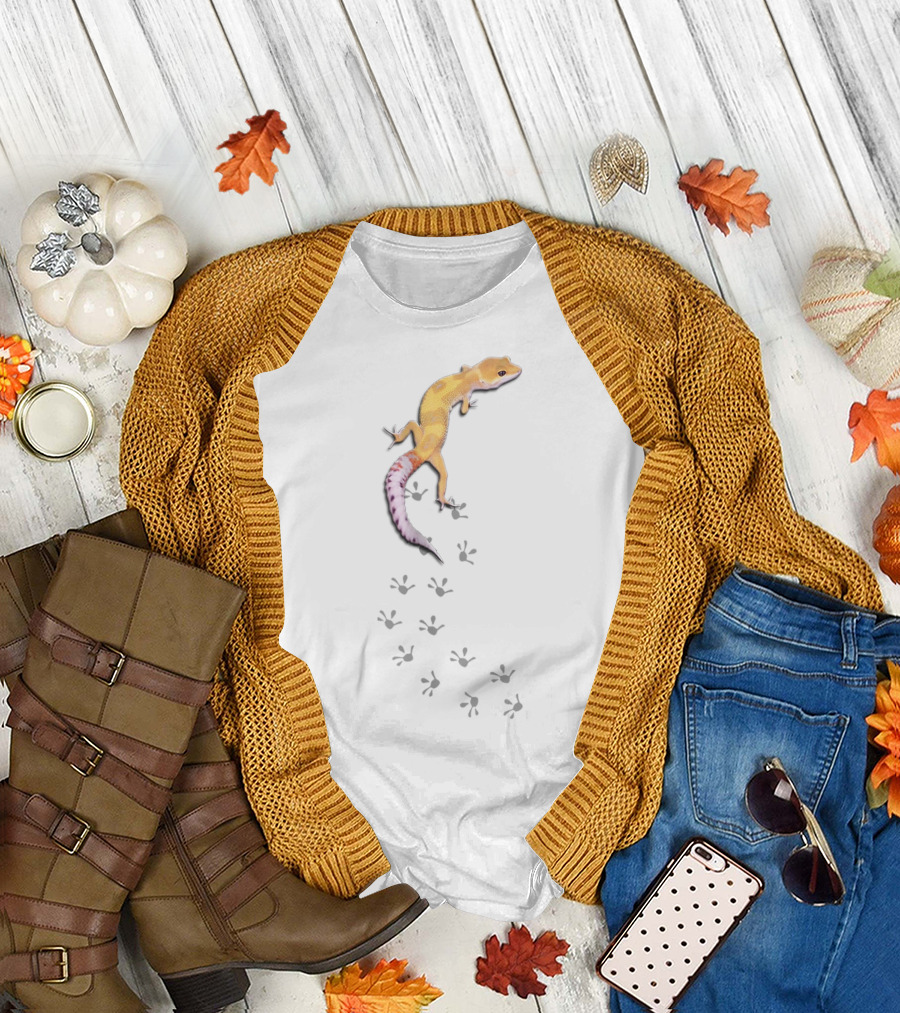 Cute Gecko Lizard Climbing with Tracks T-Shirt