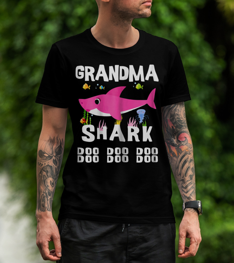 Grandma Shark Doo Doo Doo Mothers Pink Cartoon Fish Sea Creatures T-Shirt