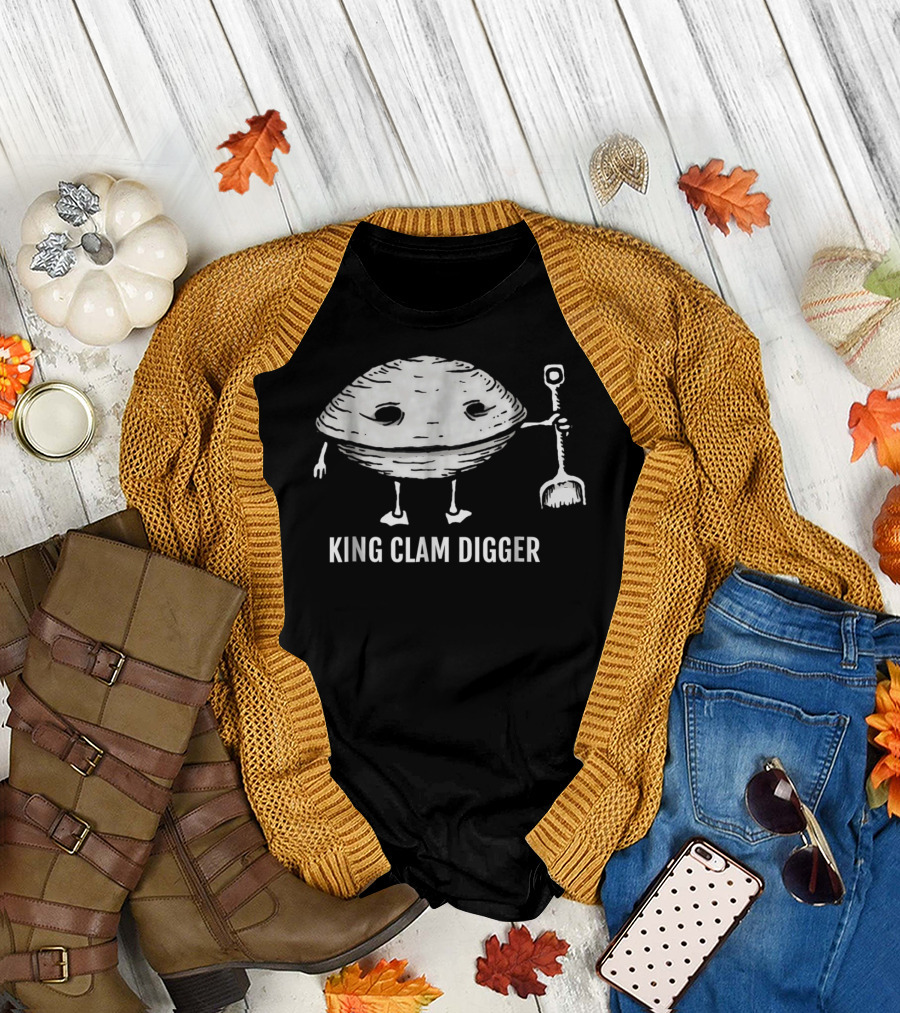 KING CLAM DIGGER WITH SMILING CLAM HOLDING SHOVEL T-Shirt