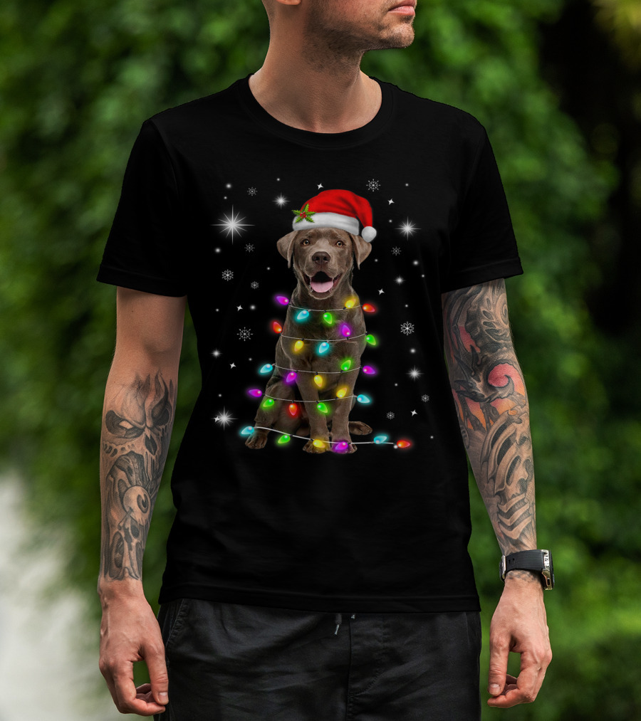 Chocolate Labrador Santa Hat Christmas Lights Snowflakes T-Shirt