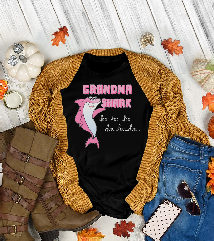 Grandma Shark Pink Doo Doo Doo Funny Family Cartoon T-Shirt