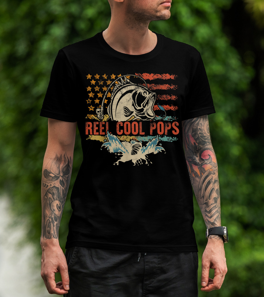 Reel Cool Pops Funny Fishing Father's Day American Flag Bass Fish Vintage Retro T-Shirt