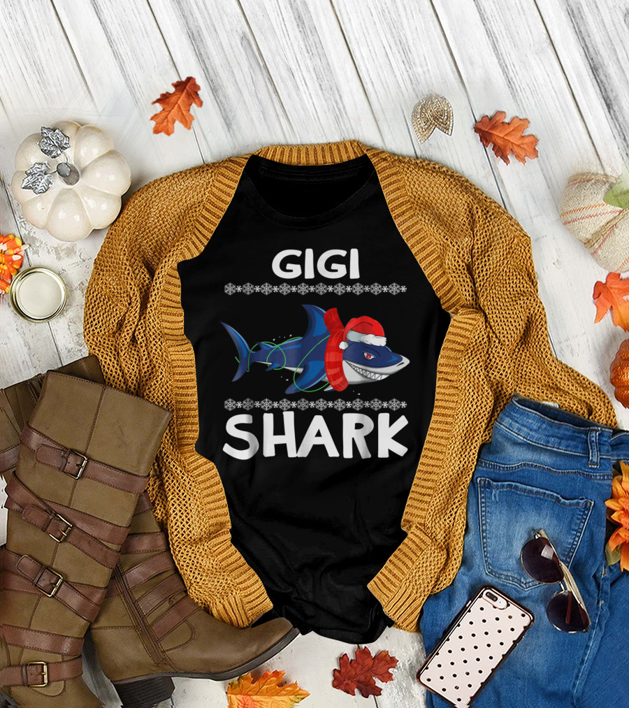 Gigi Shark Santa Hat Christmas Family Snowflakes T-Shirt