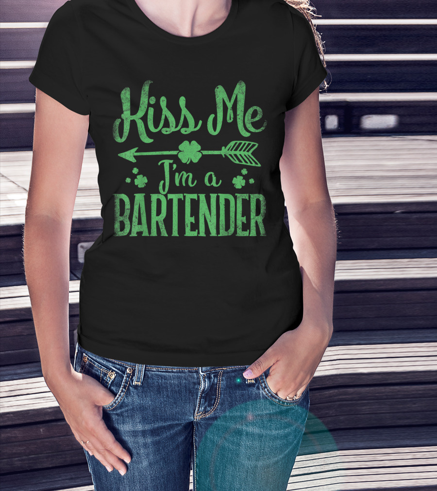 Kiss Me I'm A Bartender St Patrick's Day Shamrock Arrow T-Shirt