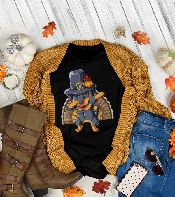 Thanksgiving Dabbing Rottweiler In Pilgrim Hat With Turkey Feathers T-Shirt