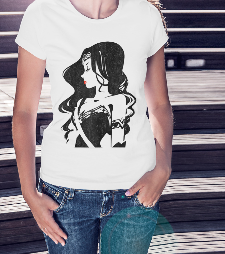 Justice League Wonder Woman Profile Silhouette With Red Lips T-Shirt