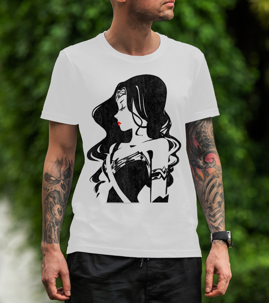 Justice League Wonder Woman Profile Silhouette With Red Lips T-Shirt