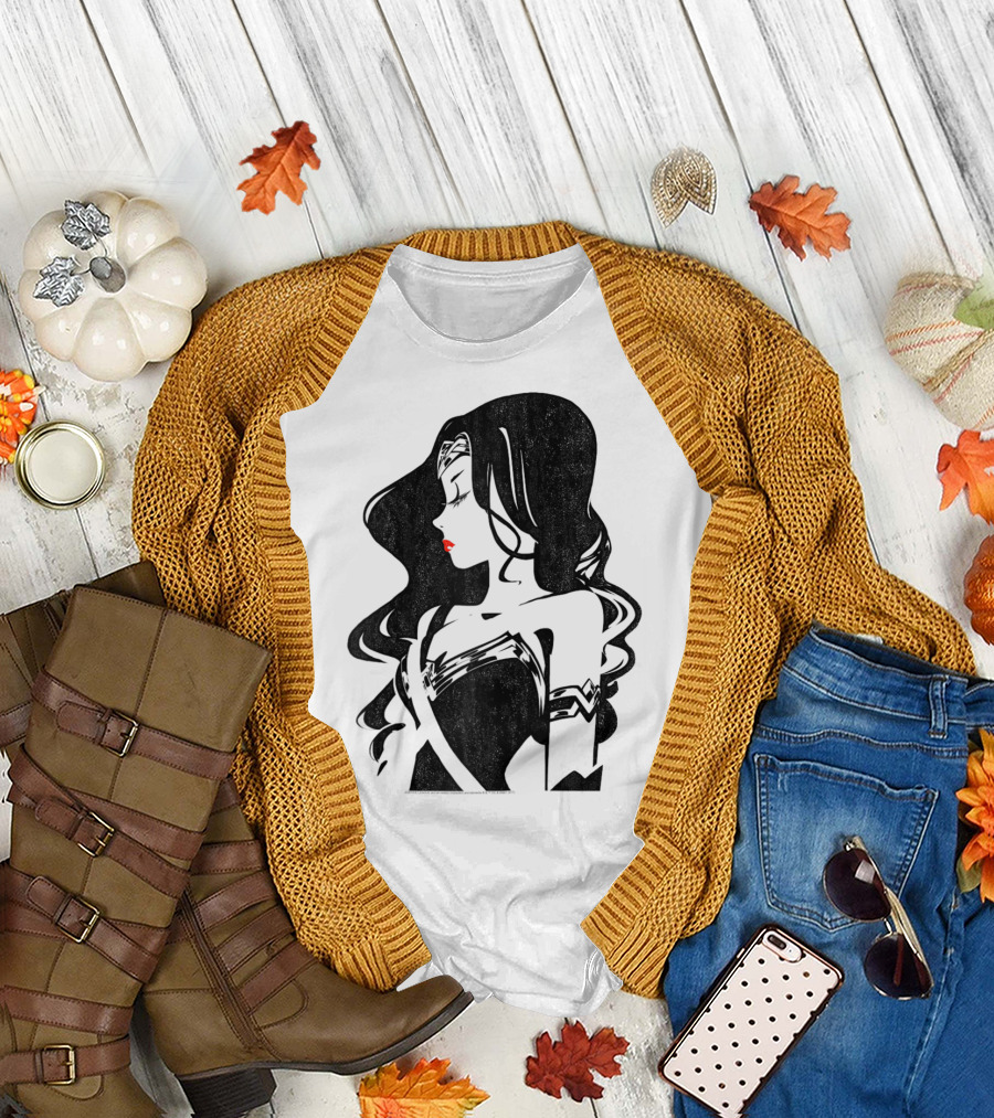 Justice League Wonder Woman Profile Silhouette with Red Lips T-Shirt