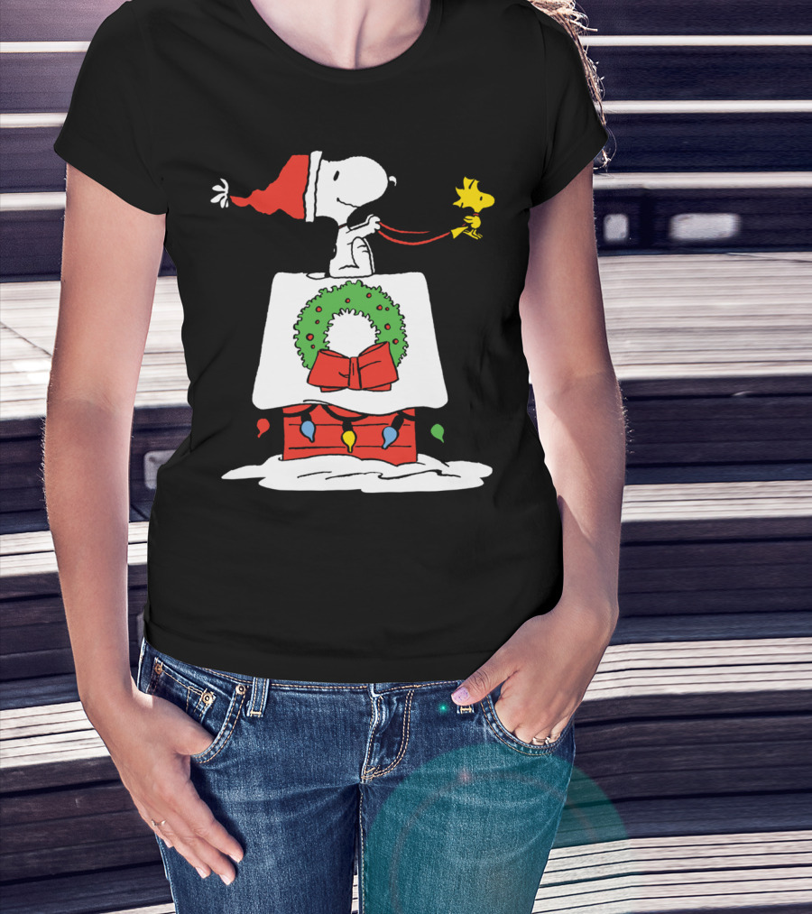 Peanuts Snoopy Santa Woodstock Christmas Wreath Doghouse Lights T-Shirt