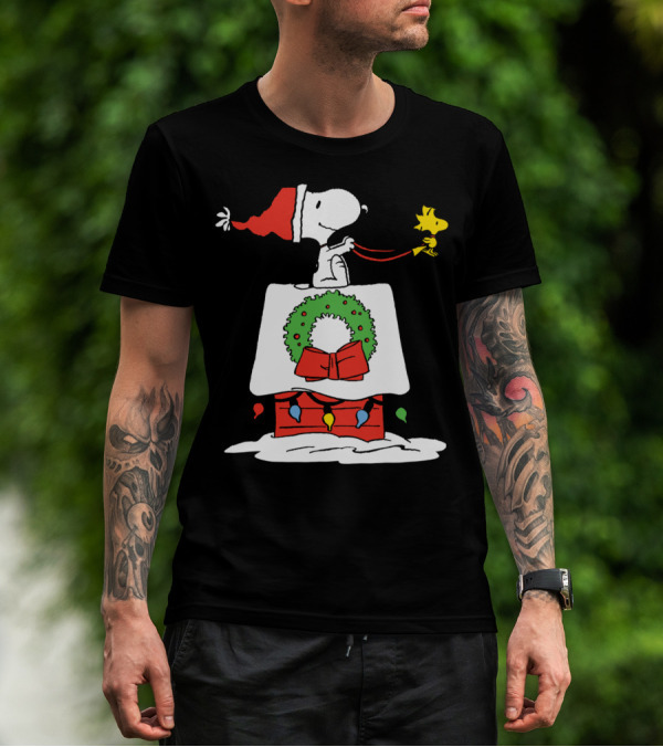 Peanuts Snoopy Santa Woodstock Christmas Wreath Doghouse Lights T-Shirt