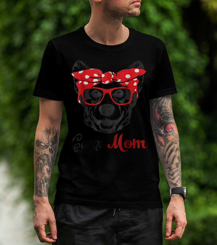 Corgi Mom Funny Hanging With Corgi T-Shirt