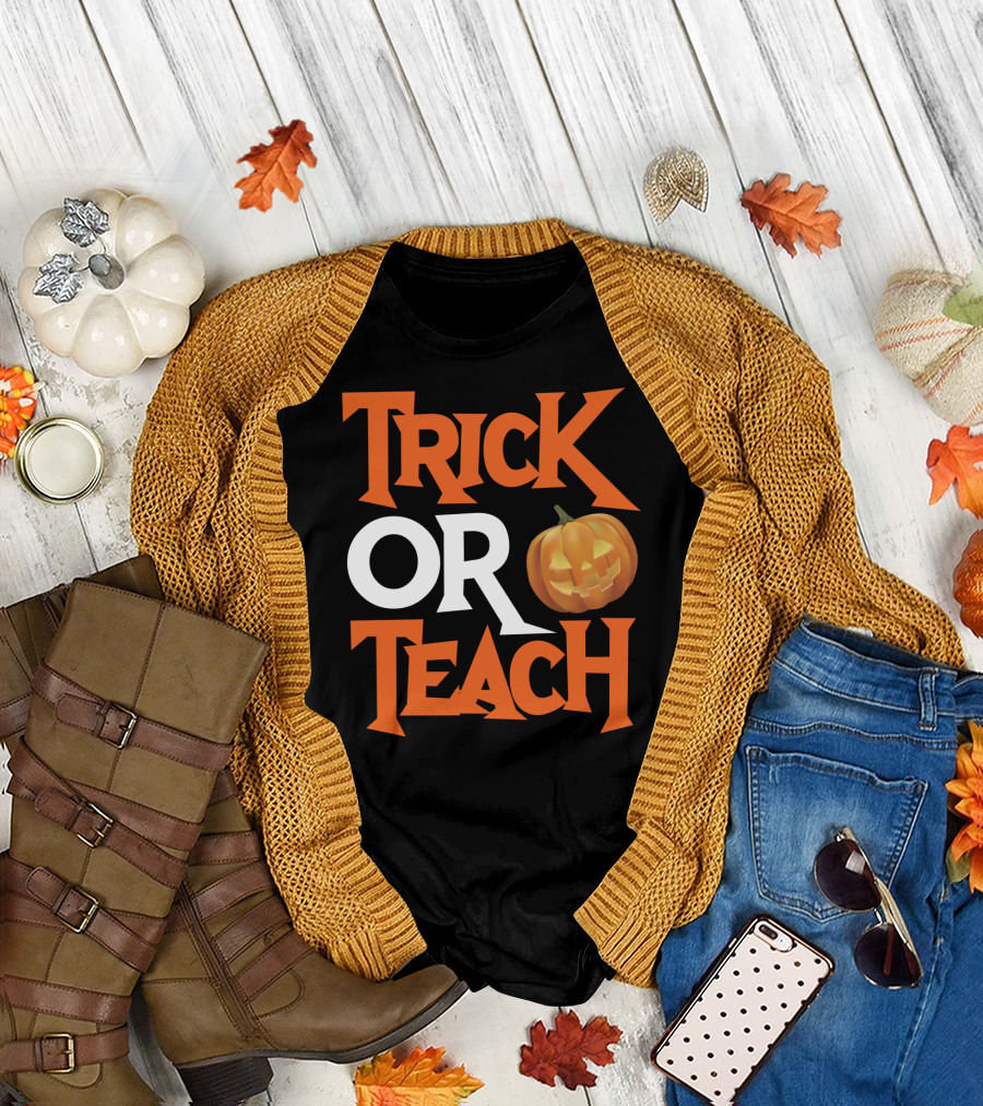 Funny Trick or Teach Halloween Design for Teachers with Pumpkin T-Shirt