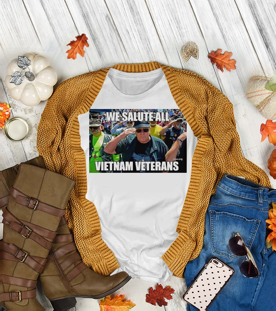 WE SALUTE ALL VIETNAM VETERANS VVA.ORG USA PATRIOTIC HONOR MILITARY TRIBUTE SALUTING SOLDIERS T-Shirt
