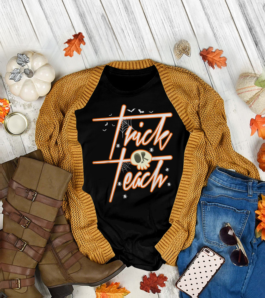 Trick Or Teach Halloween Teacher Skull Spiders Bats T-Shirt