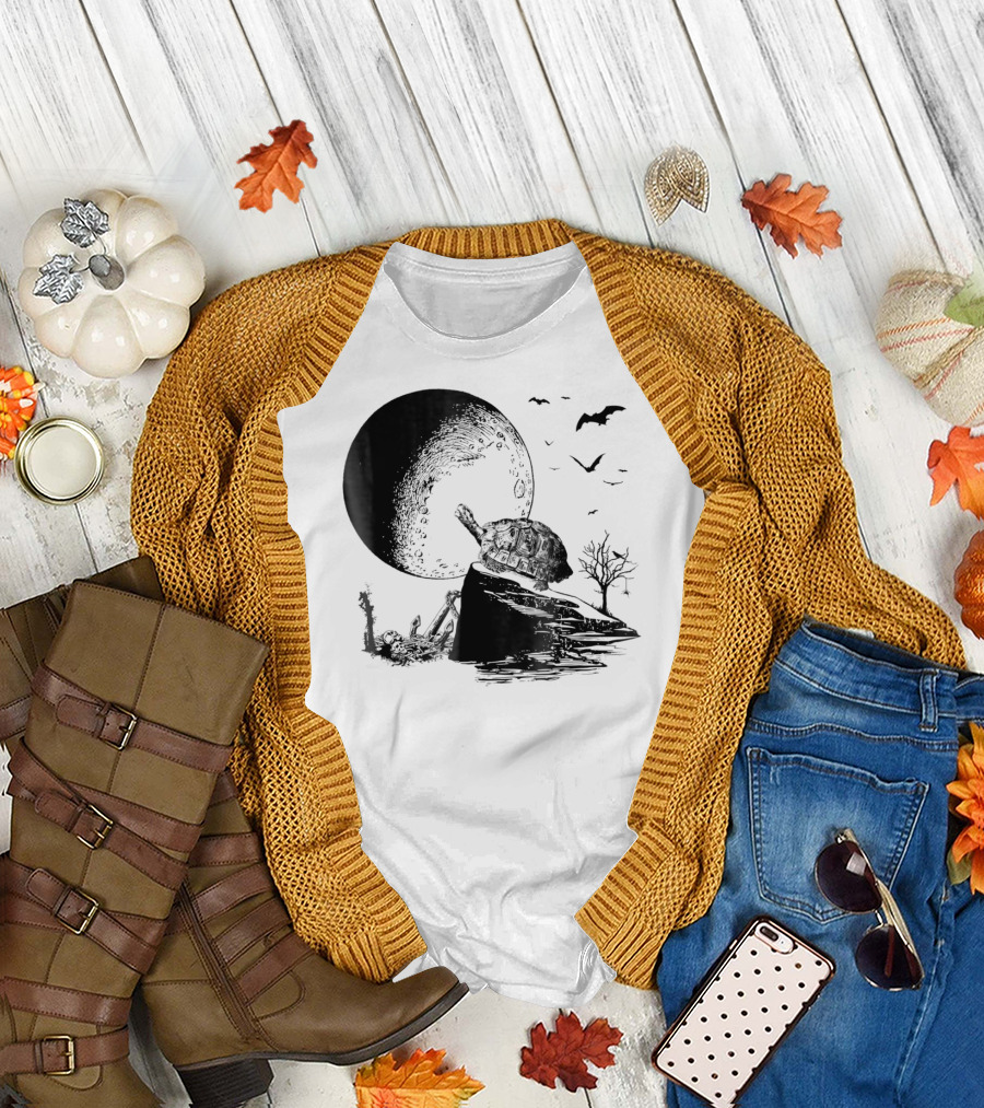 Howling Moon Halloween Turtle and Lizard with Bats T-Shirt