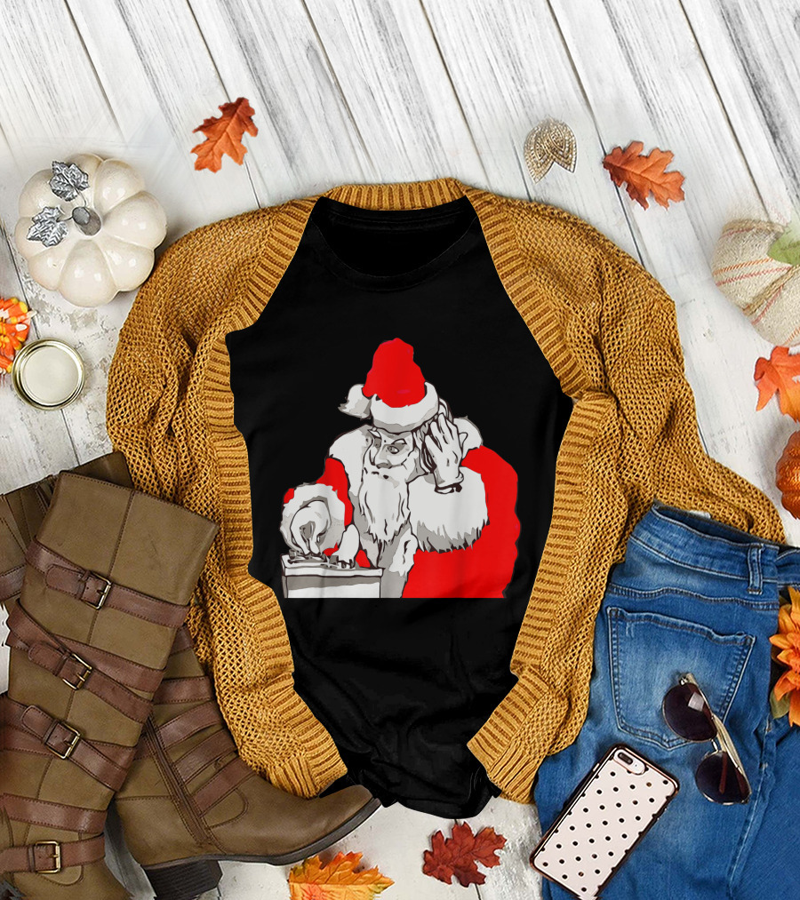 Merry Christmas Deejay Santa Nonstop Remix DJ Santa Claus with Headphones and Turntable T-Shirt