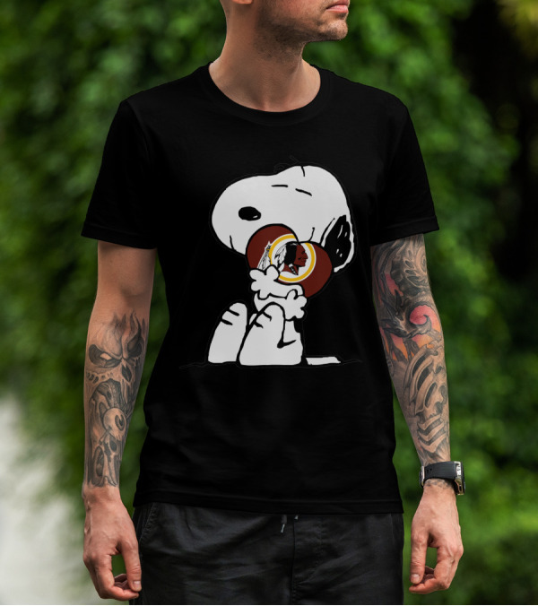 Snoopy Hugging Washington Redskins Football T-Shirt