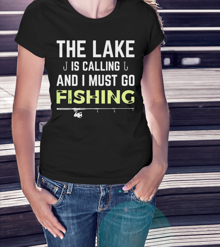 THE LAKE IS CALLING AND I MUST GO FISHING ROD HOOKS T-Shirt