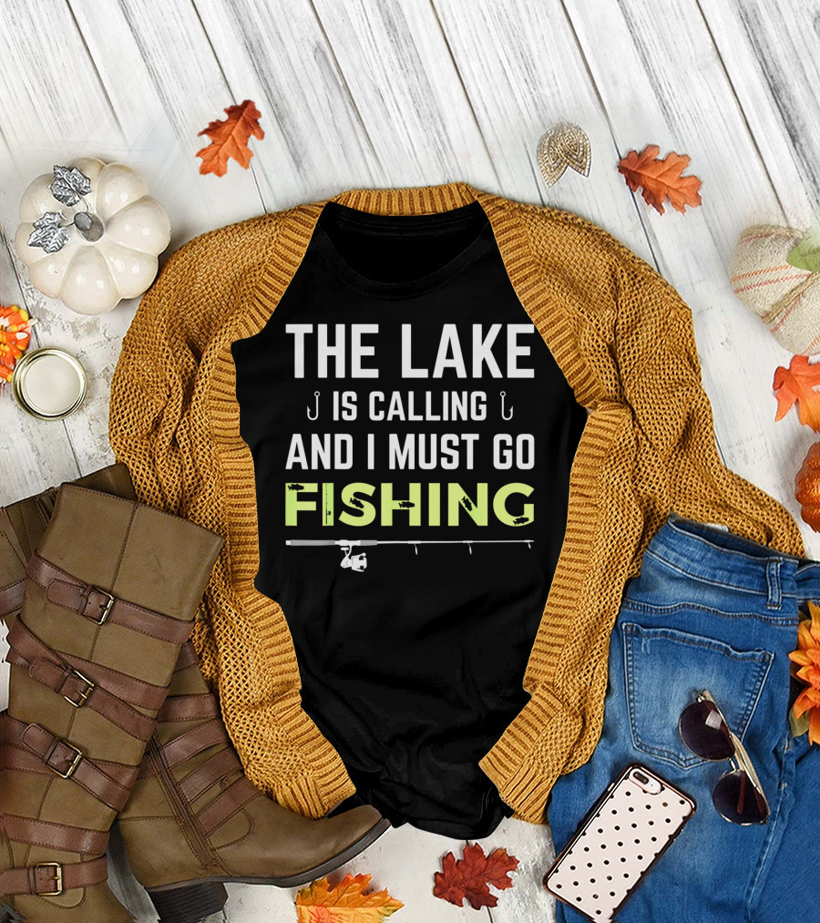 THE LAKE IS CALLING AND I MUST GO FISHING ROD HOOKS T-Shirt