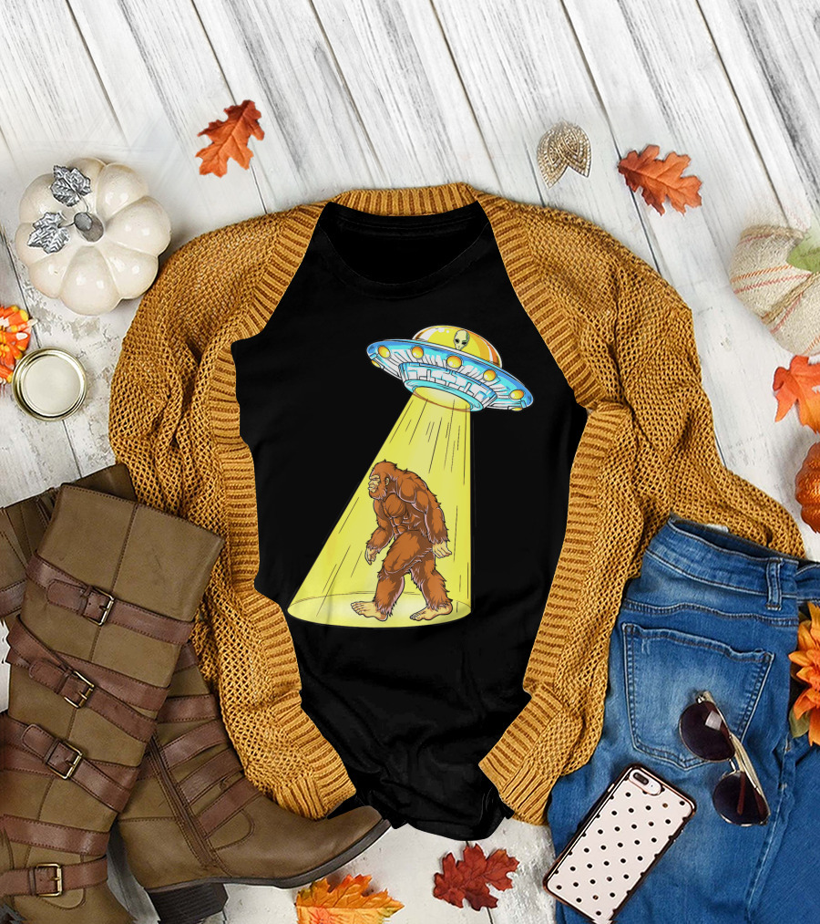 Bigfoot Sasquatch UFO Abduction Alien Flying Saucer T-Shirt
