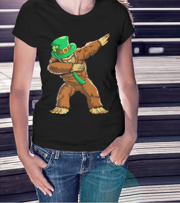 Dabbing Bigfoot St Patricks Day Leprechaun Hat T-Shirt