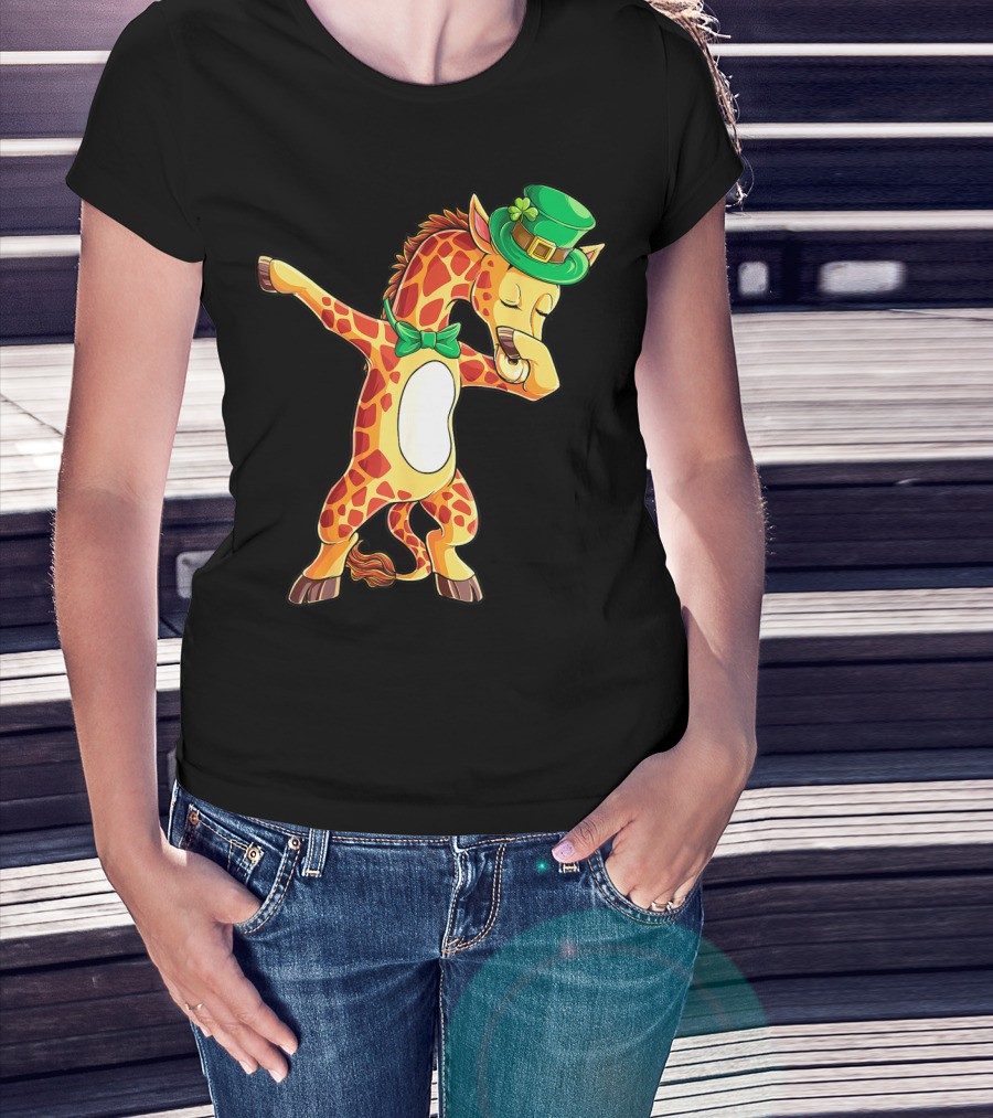 Dabbing Giraffe St Patricks Day Leprechaun Hat Green Bowtie T-Shirt