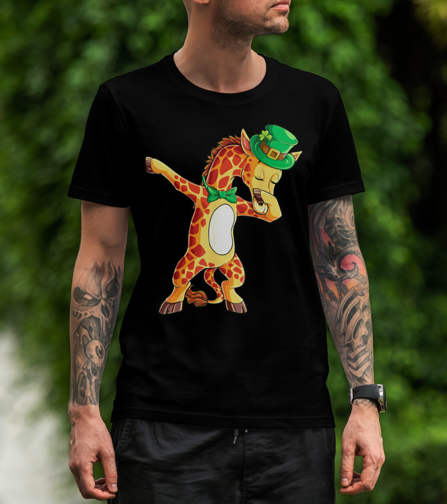 Dabbing Giraffe St Patricks Day Leprechaun Hat Green Bowtie T-Shirt