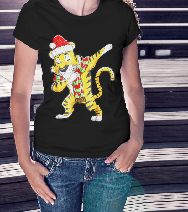 Dabbing Tiger Santa In Santa Hat And Festive Scarf T-Shirt
