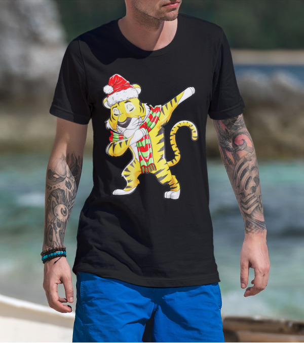 Dabbing Tiger Santa In Santa Hat And Festive Scarf T-Shirt