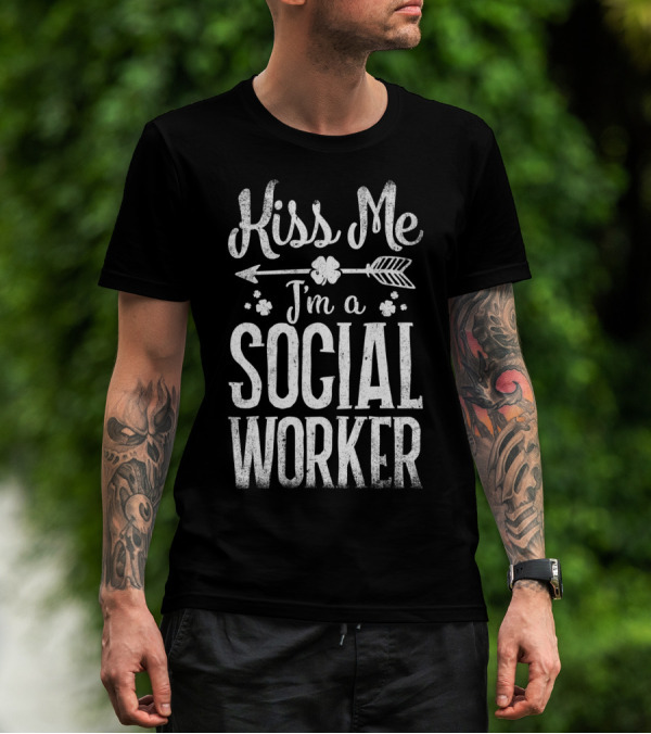 Kiss Me I'm A Social Worker Arrow And Shamrocks T-Shirt