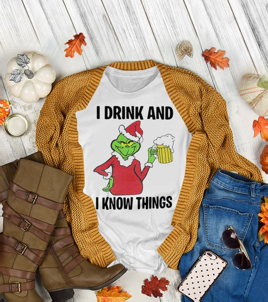 Grinch Santa Holding Beer I Drink And I Know Things T-Shirt