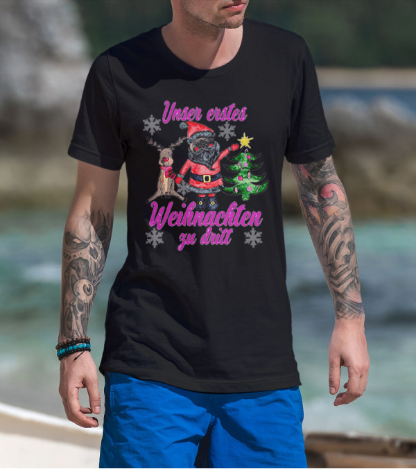 Unser Erstes Weihnachten Zu Dritt Santa Reindeer Christmas Tree Snowflakes T-Shirt