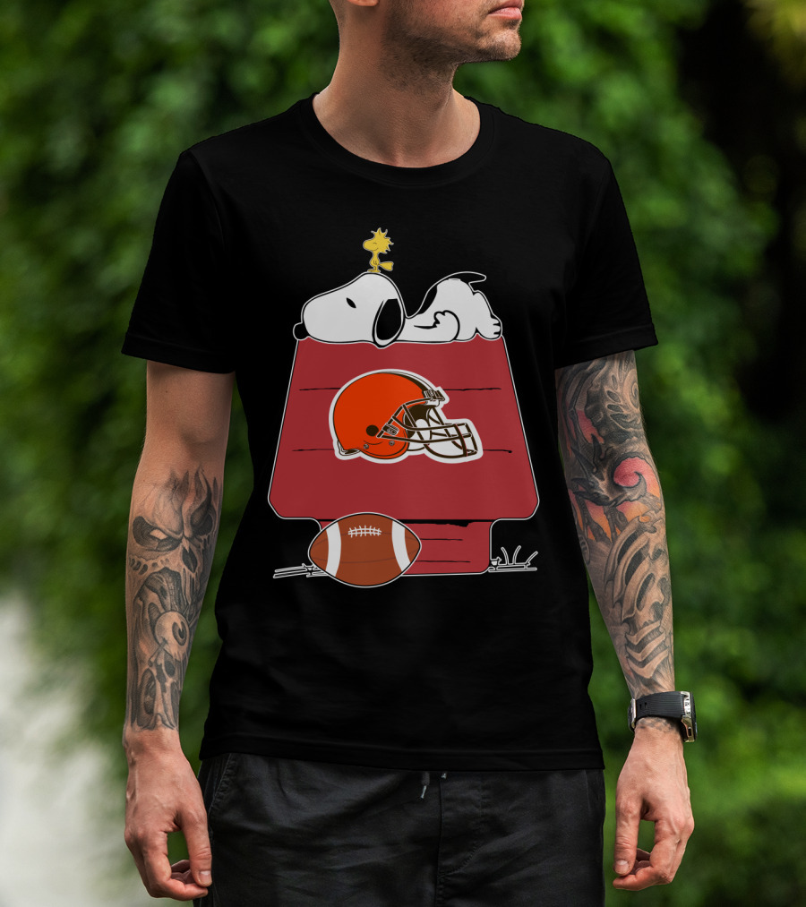 Snoopy And Woodstock On Doghouse With Cleveland Browns Helmet And Football T-Shirt