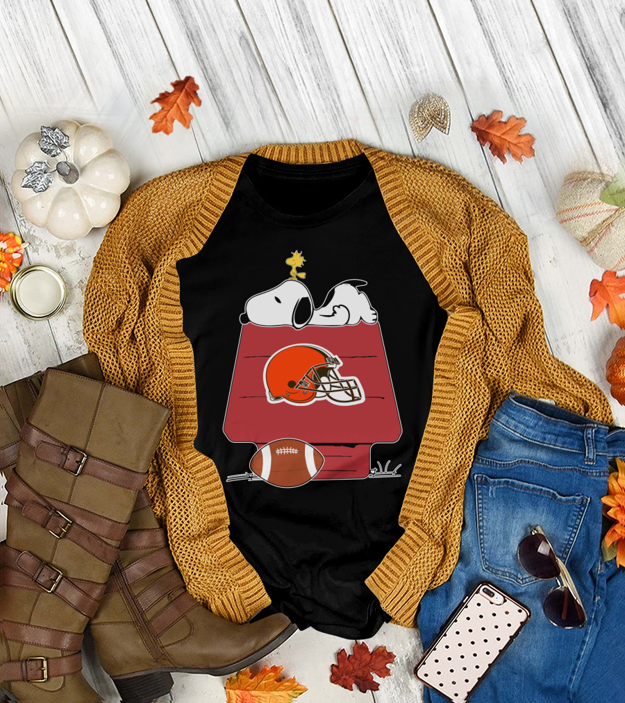 Snoopy And Woodstock On Doghouse With Cleveland Browns Helmet And Football T-Shirt