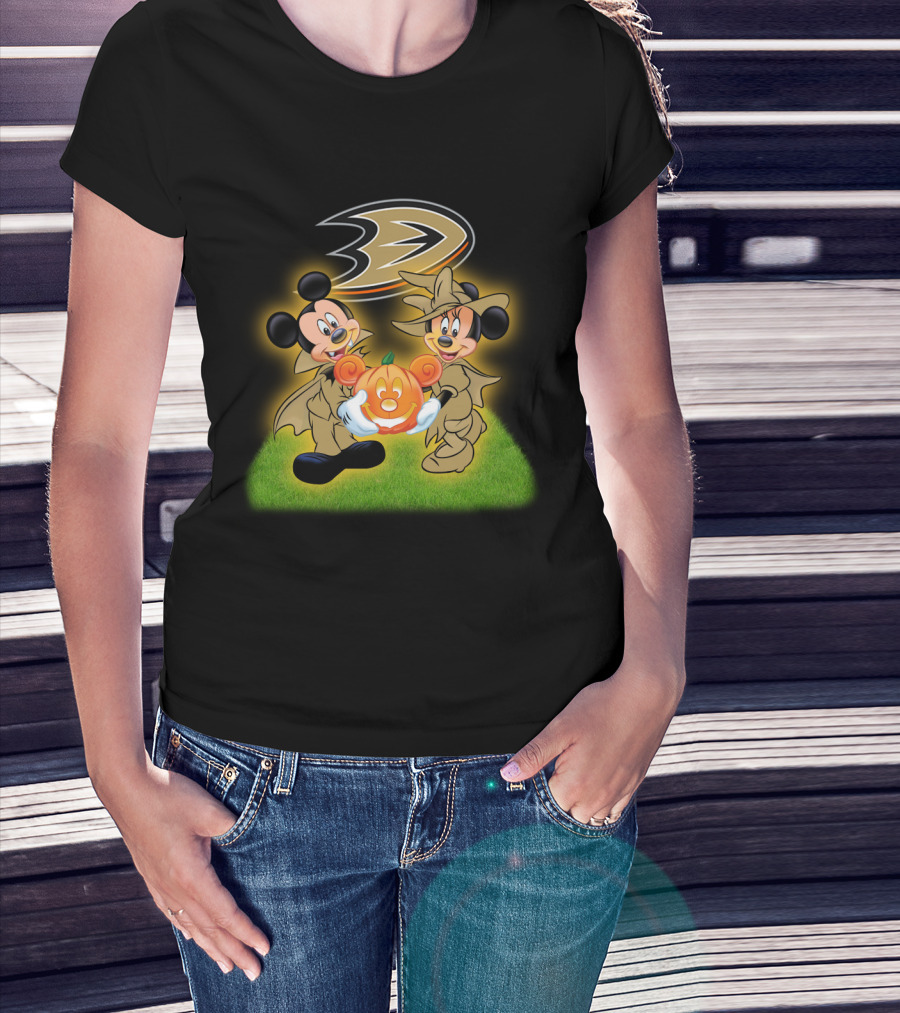 Anaheim Ducks Halloween With Mickey And Minnie Holding Pumpkin T-Shirt