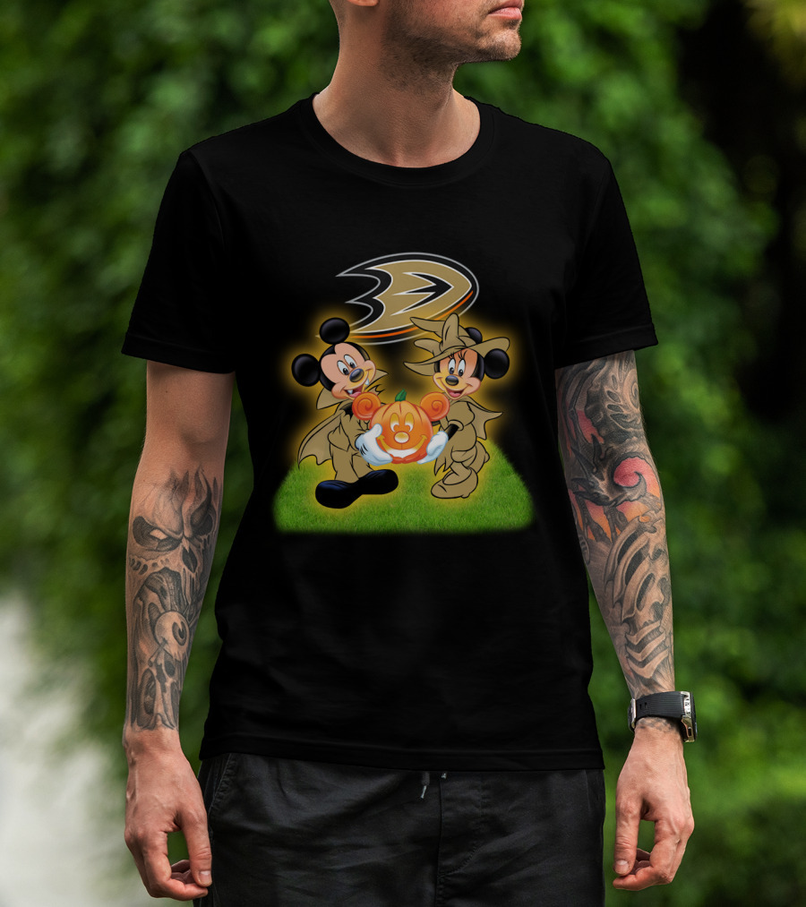 Anaheim Ducks Halloween With Mickey And Minnie Holding Pumpkin T-Shirt