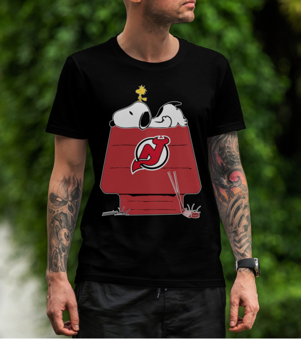 New Jersey Devils Snoopy And Woodstock On Doghouse With Hockey Sticks T-Shirt