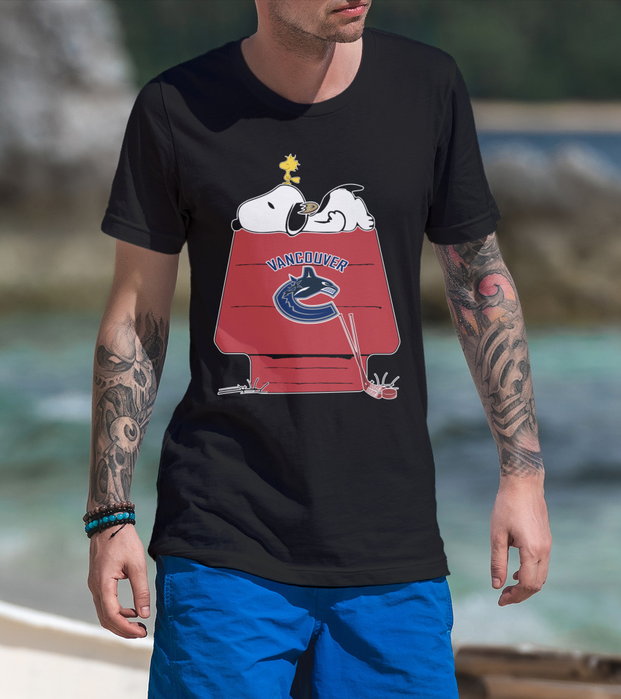 Vancouver Canucks Snoopy Woodstock Hockey Doghouse T-Shirt