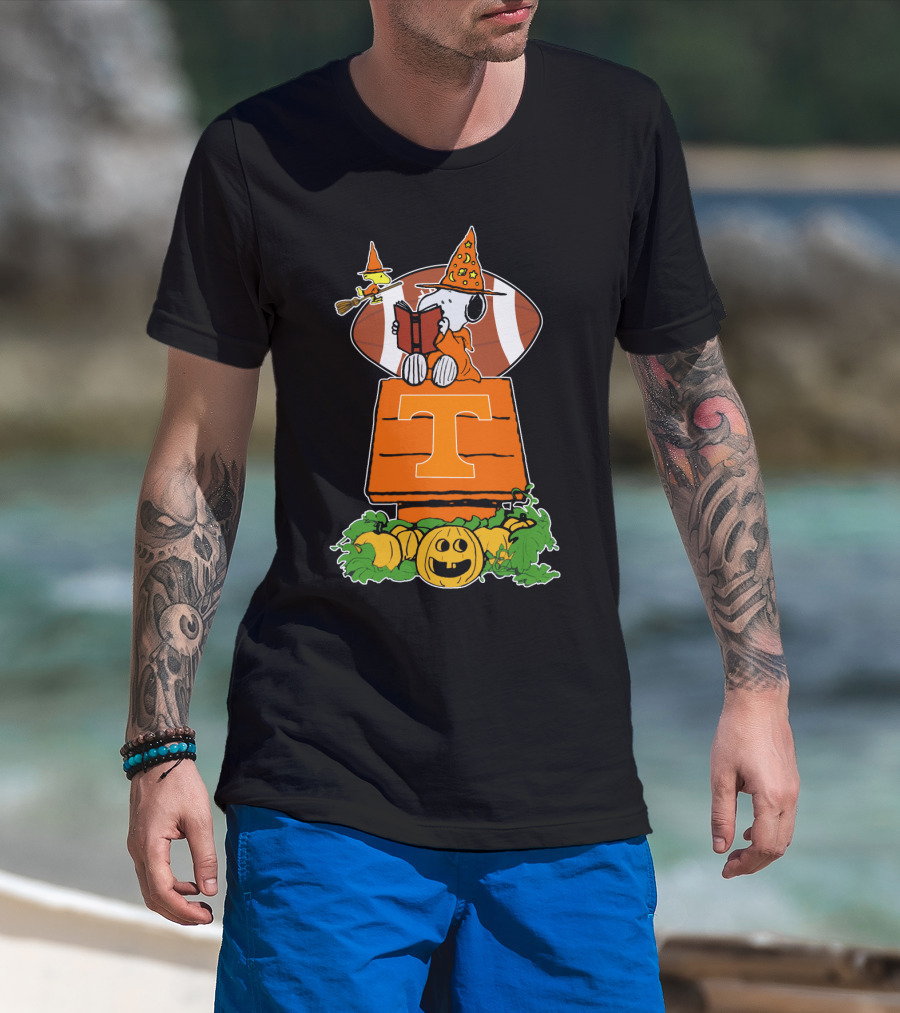 Halloween Tennessee Volunteers Football Peanuts Woodstock Snoopy Pumpkin T-Shirt