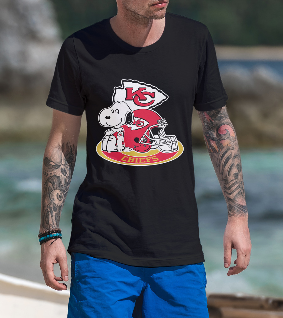 Kansas City Chiefs Snoopy Kc Arrowhead Helmet T-Shirt