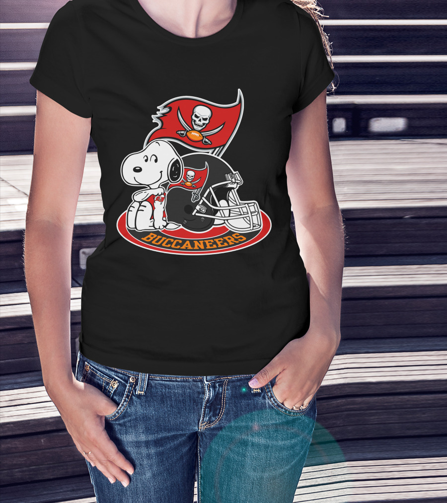 Tampa Bay Buccaneers Snoopy Helmet And Flag T-Shirt