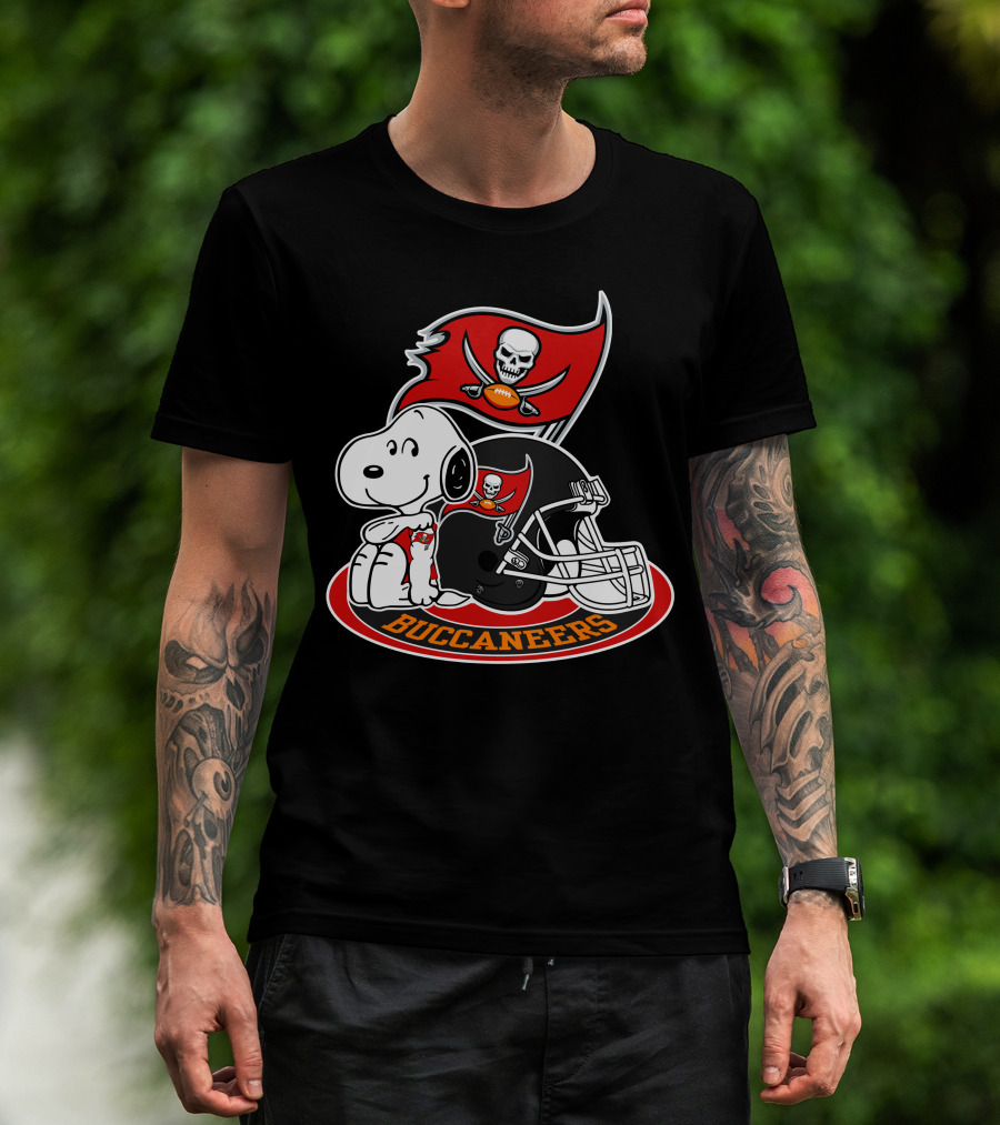 Tampa Bay Buccaneers Snoopy Helmet And Flag T-Shirt